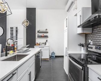 Luxurious Downtown Penthouse, Great Views! - Crawfordsville - Kitchen