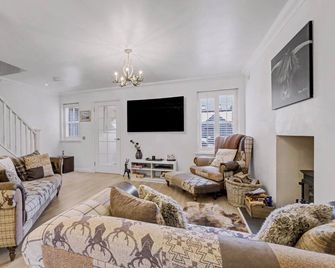 Glenmore Lodge | Luxury Braemar Highland Retreat | Walk to Village | Sleeps 6 - Braemar - Living room