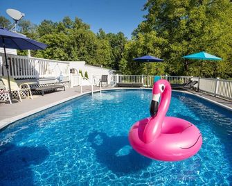 Luxury Escape: Pool & FirePit & Game Room in a Gorgeous Countryside Getaway - New Paltz - Bazén