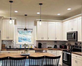 Clean, cozy, quiet and right in town. Find it all at The Windsor Cottage! - Bedford - Kitchen