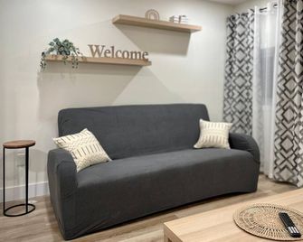Hillside Hideaway - Up By The Ravine w/ 5 Minute Walk to Little Beach - Port Stanley - Living room