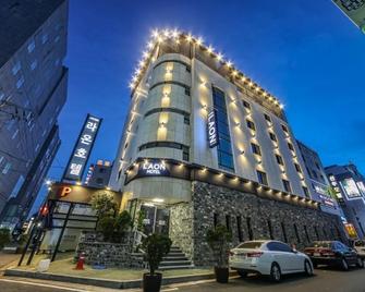 Changwon Myeongseodong Hotel Laon - Changwon - Gebäude