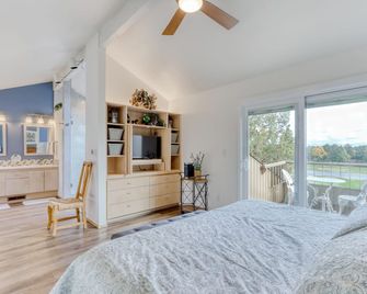 Refined golf course resort home on the fairway with a private hot tub - Редмонд - Спальня