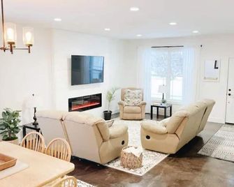 Lovely Place in Prime Location-Near Trails-Hot Tub - Hancock - Sala de estar