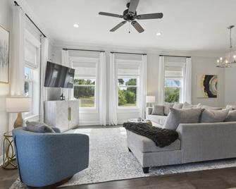 Walk to Beach with Heated Pool Spa views & oak trees - Gulfport - Sala de estar