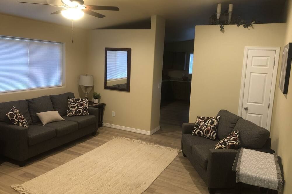 Chic Residence Near Dt Sheridan - Sheridan - Living room