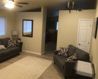 Chic Residence Near Dt Sheridan - Sheridan - Living room