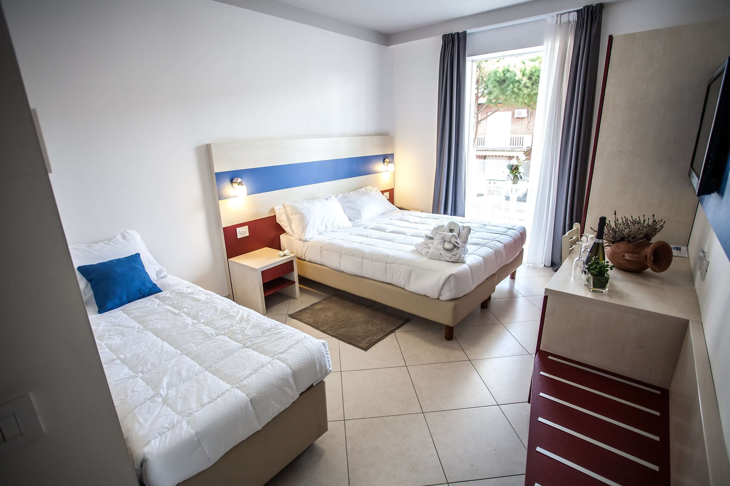 Hotel Oceanomare - ראבנה - חדר שינה