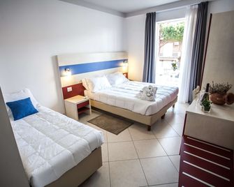 Hotel Oceanomare - ראבנה - חדר שינה