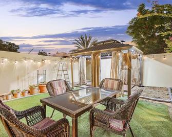 Family Villa Near Jbr & Dubai Marina With Lake Views - Dubái - Patio