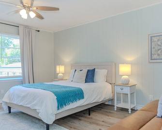 Coastal Cottage 1/2 mile from Covington Square - Covington - Bedroom