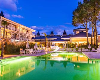 Howard Johnson by Wyndham Carilo Convention Center - Cariló - Pool