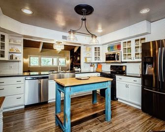 Beautiful Farmhouse with serene environment. 4+ acres beautiful landscape. - Simonton - Cocina