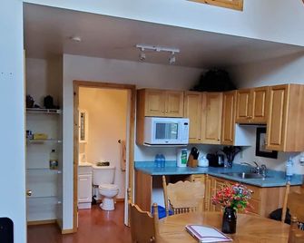 Homesteader Cabin at Coliseum Mountain Resort - Nordegg - Cocina