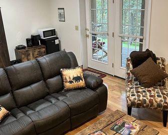Cabin bungalow apartment in the basement - Berkeley Springs - Wohnzimmer