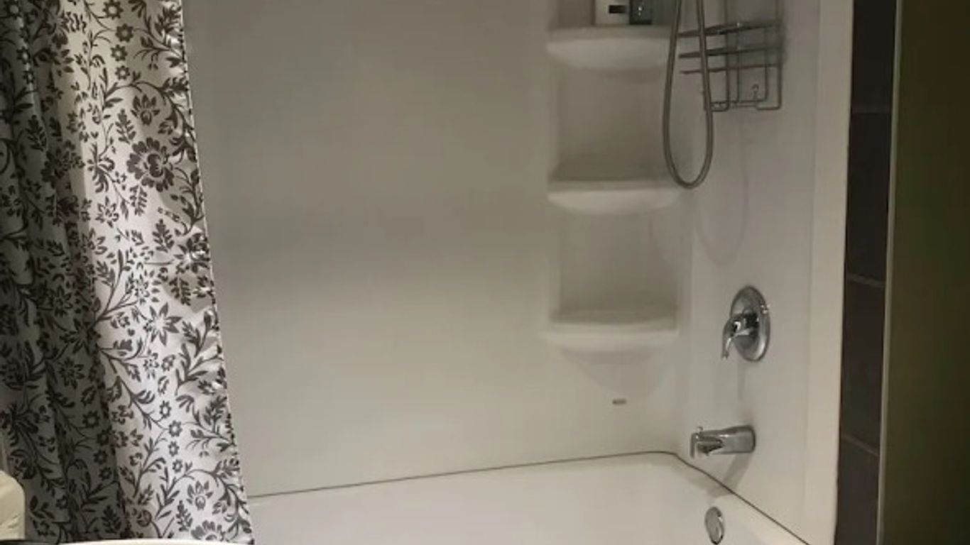 Private Rooms in a 3 Bedroom Guest House Close to Kingsway NAIT 1 Person per Room No Couples For Men Only