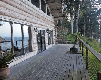 Waterfront, secluded beach. Breathtaking views, Spacious Log Home. Pet friendly. - Sekiu - Balcon