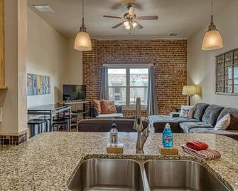 Perfect Location! The Downtowner- Cozy and Convenient! - Salida - Living room