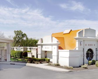 Howard Johnson by Wyndham Newburgh/West Point - Newburgh - Budova