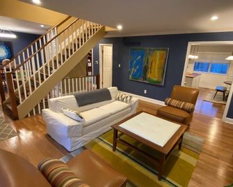 Here It Is! Cool Cape Cod-3 Br-2.5 Bath-12 Guests - Olathe - Wohnzimmer