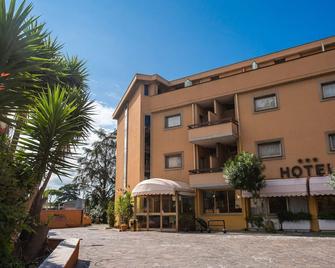 Hotel Santa Maura - Rome - Building