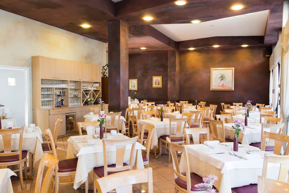 هوتل مييتنج - ستريسا - مطعم