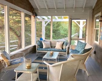 Ocracoke Island: Beautiful cottage in the village - Ocracoke - Living room