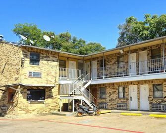Mi Amor Inn & Suites by Hotel O Dallas Tx Hwy 352 - Dallas - Building