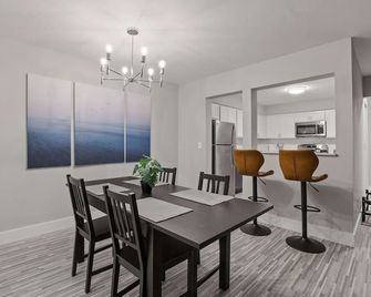 The Ultimate Rochester Getaway Cozy & Inviting - Rochester Hills - Dining room