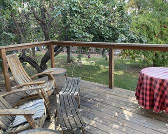 Peaceful Country Getaway for One or Two - Lincoln - Balcony