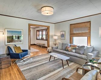 Family-Friendly Des Moines Retreat w/ Patio! - Des Moines - Living room