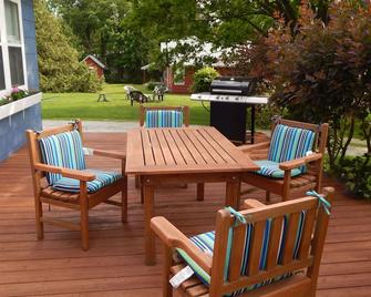 Lakefront 3 bedroom House- now booking for the 2024 season - Isle La Motte - Patio