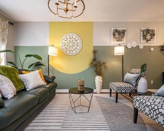 New Entire Place Cozy Quiet 2b2b Townhouse Sp1275 - Norcross - Living room