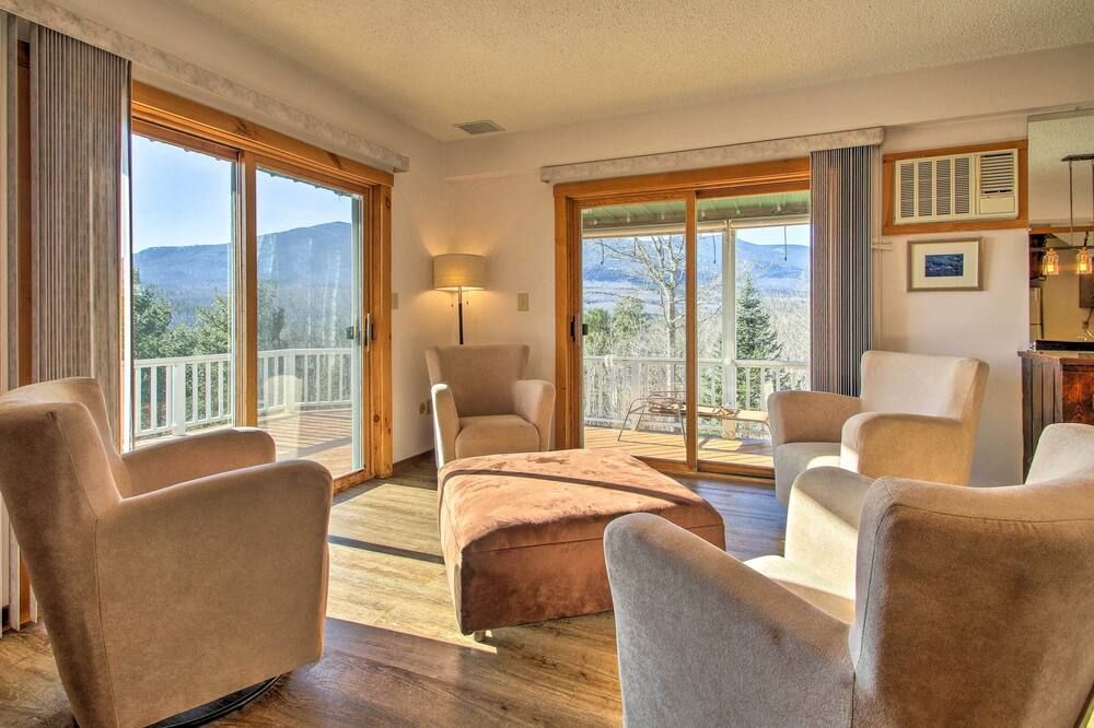 Hot Tub & Moat Mtn Views: North Conway Townhouse - Conway - Living room