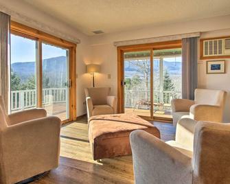 Hot Tub and Moan Mtn Views North Conway Townhouse - Conway - Living room
