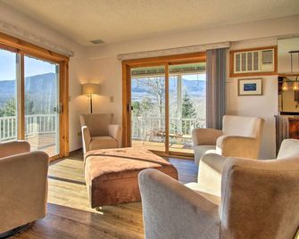 Hot Tub & Moat Mtn Views: North Conway Townhouse - Conway - Living room