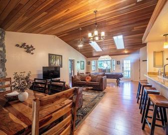 Yosemite Sierra Blossom - Yosemite West - Living room