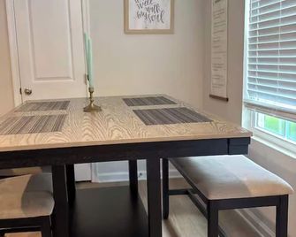 Spacious 4-bedroom house in delightful Lancaster with AC - Lancaster - Comedor