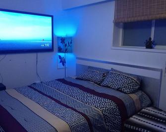 Private 2-bedroom in 8 bedroom house - Burnaby - Bedroom