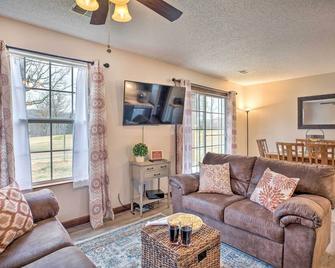 Pool and Dock Access Resort Condo in Branson - Branson - Living room