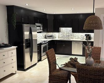 The Rainforest Suite: cozy & spacious Suite right in Downtown Elora - Elora - Cocina