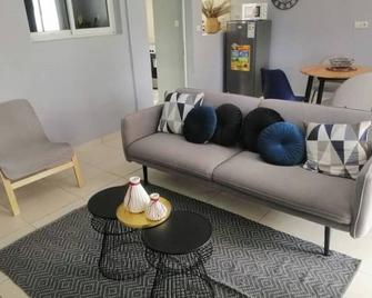 Comfortable, fully-equipped apartment just for you. - Libreville - Living room