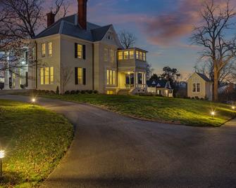 Rivermont Carriage House / 1.5 acre Estate / Pets - Lynchburg - Building