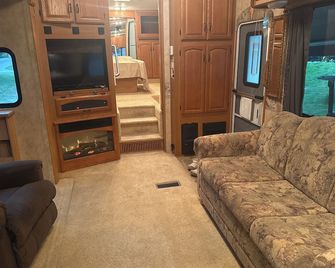 Fantastic RV with AC in Muskegon - Muskegon - Living room