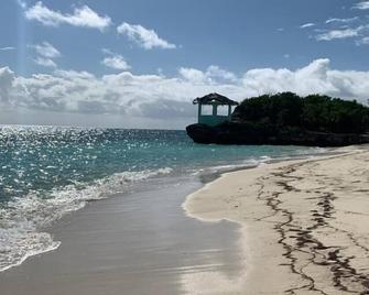 Oceanfront Paradise on 9 Acres - Port Howe - Playa