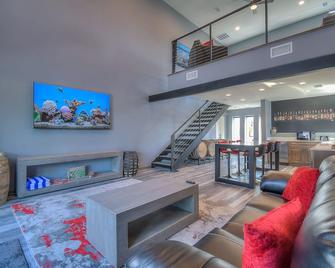 Cellar 74: New Modern Wine Casita w/Hot tub - ألبوكيركي - غرفة معيشة