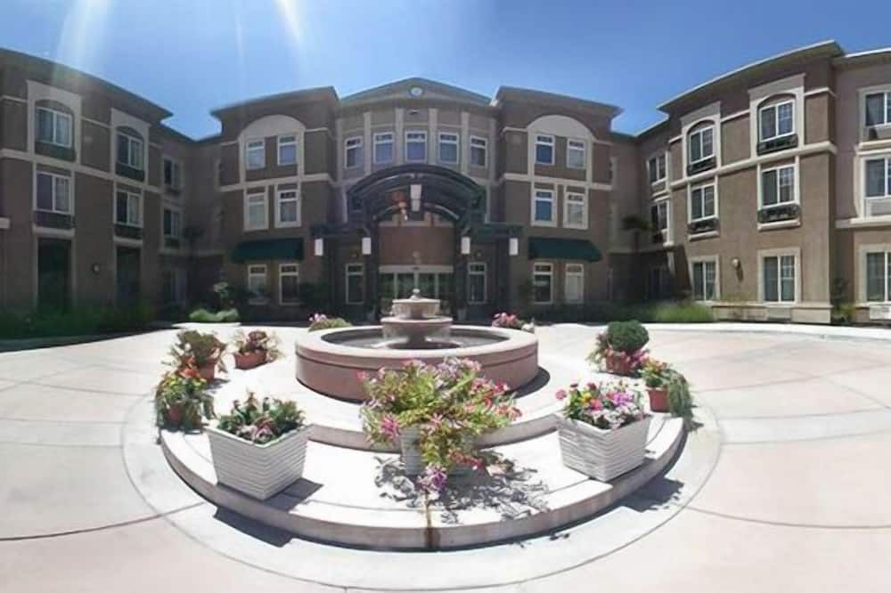 Holiday Inn Express Windsor Sonoma Wine Country By IHG - Windsor - Building