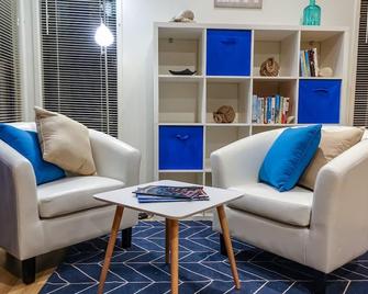 Wongaling Beach Cottage - Mission Beach - Living room