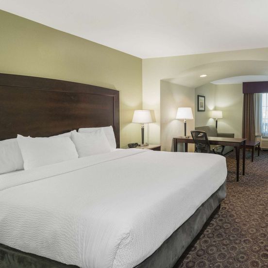 La Quinta Inn & Suites by Wyndham Las Vegas Airport South image 1