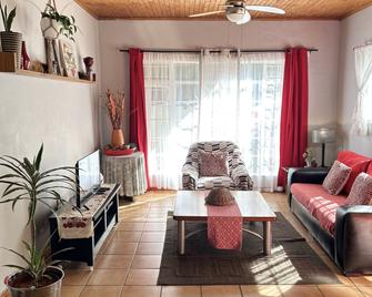 Sabie Self Catering Apartments - Sabie - Вітальня